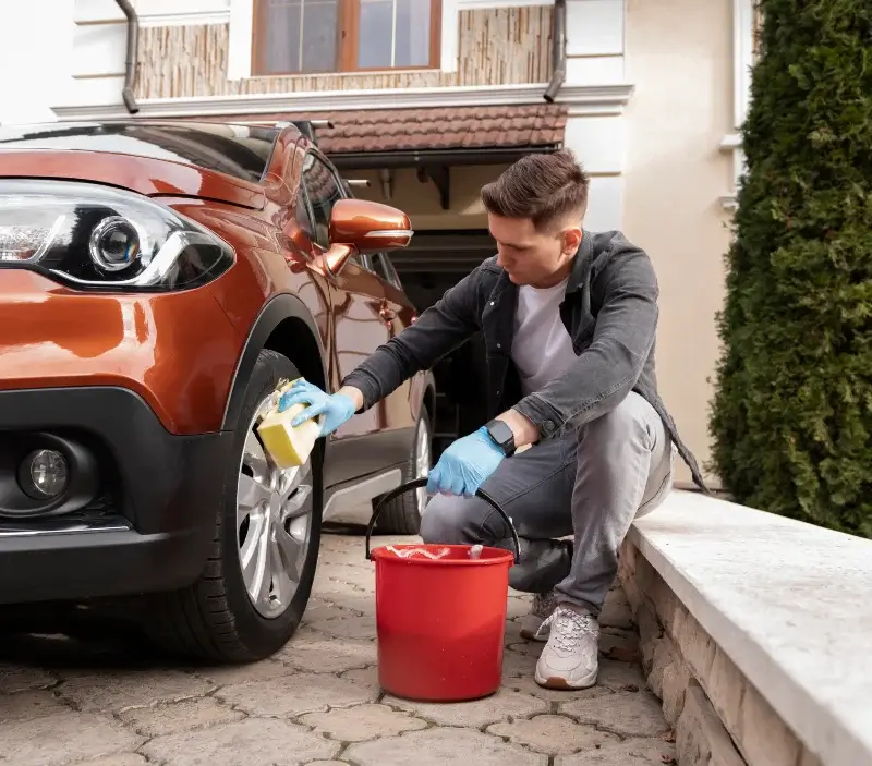 Lavage auto à domicile Sainte-Nathalène : professionnel intervenant sur un véhicule